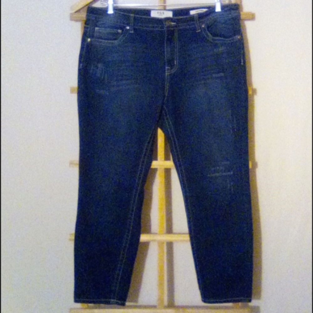 💰 2/18 VGS Skinny distressed jeans Size 20